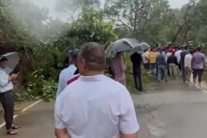 Punjab News: भूस्खलन के कारण होशियारपुर-चिंतपूर्णी मार्ग बंद, सड़क पर लगा लंबा जाम