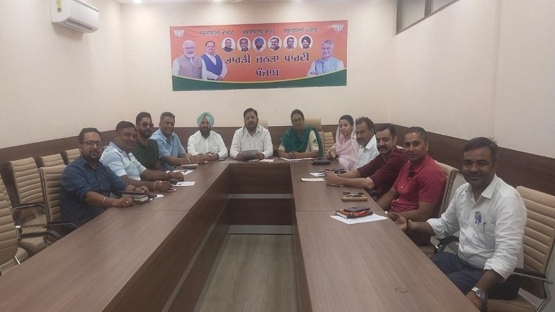 Punjab News: सुनील जाखड़ के आनंदपुर साहिब लोकसभा प्रवास को लेकर राजेश बाघा ने जिला अधिकारियों के साथ की बैठक