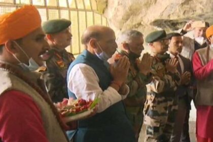 रक्षा मंत्री राजनाथ सिंह बाबा बर्फानी का दर्शन करने अमरनाथ मंदिर पहुंचे, LoC का भी दौरा करेंगे