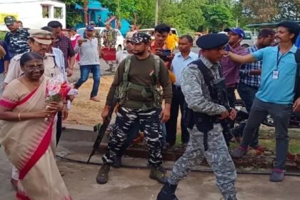 Draupadi Murmu: राष्ट्रपति द्रौपदी मुर्मू की सुरक्षा में चूक, सुरक्षा तोड़ महिला ने छुए पैर