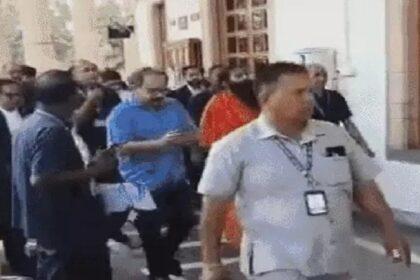 Baba Ramdev: बाबा रामदेव ने सुप्रीम कोर्ट में बिना शर्त मांगी माफी, खुद पहुंचे अदालत