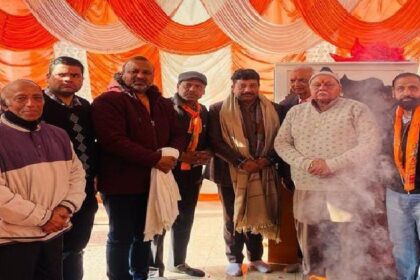 Jalandhar News: विधायक रमन अरोड़ा ने अग्रवाल आश्रम में मूर्ति स्थापना पर हवन-कुंड में डाली आहुतियां