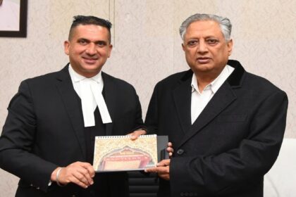 राणा केपी ने गुरु नानक देव जी के 550 वर्षीय प्रकाश पर्व को समर्पित टेबल कैलेंडर जारी किया