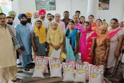 जनता एकता दल भारत नगर के चेयरमैन व समाज सेवक दीनानाथ प्रधान ने 110 परिवारों को बांटा राशन