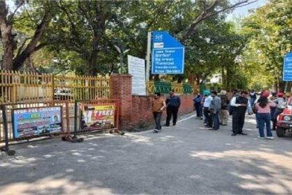 Punjab News: पंजाब में कांग्रेसी सांसद घर के अंदर नजरबंद, भारी मात्रा में पुलिस बल तैनात