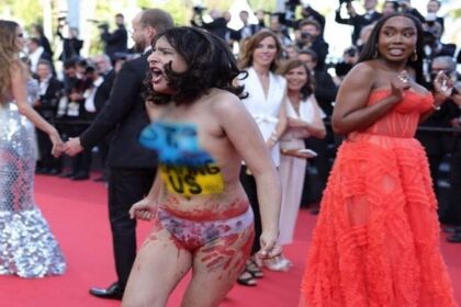 रेप करना बंद करो', टापलेस होकर रेड कारपेट पर चिल्लाई महिला, देखें VIDEO