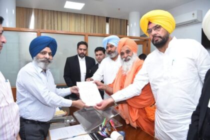 प्रख्यात पर्यायावरणविद् संत सीचेवाल व बिक्रमजीत साहनी ने राज्यसभा के लिए भरा नामांकन