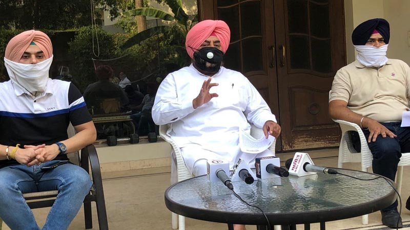 नवजोत सिद्धू और परगट सिंह कैप्टन के खिलाफ कौन सी खिचड़ी पका रहे हैं, इसे जनता को बताना चाहिए : मक्कड़