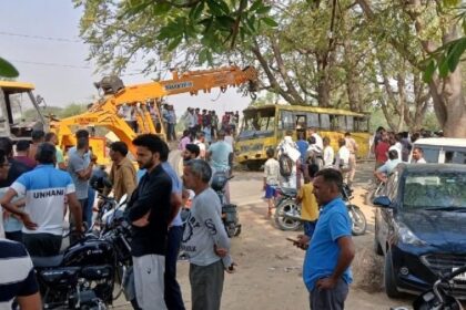 Accident News: भीषण सड़क हादसा, बच्चों से भरी स्कूल बस पलटी, आठ की मौत और कई घायल