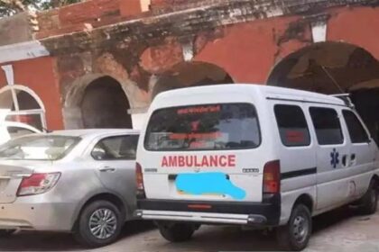 पुलिस चौकी के बाहर खड़ी एंबुलेंस में चल रहा था सैक्स रेकेट का धंधा, युवती के साथ 3 लोग आपत्तिजनक हालत में काबू