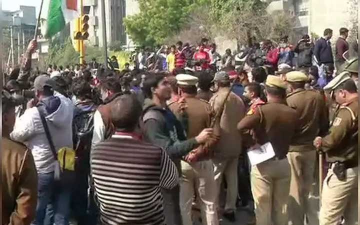 शाहीन बाग में प्रदर्शन कर रहे लोगों के खिलाफ सड़क पर उतरा हुजूम, रोड खाली करवाने की मांग