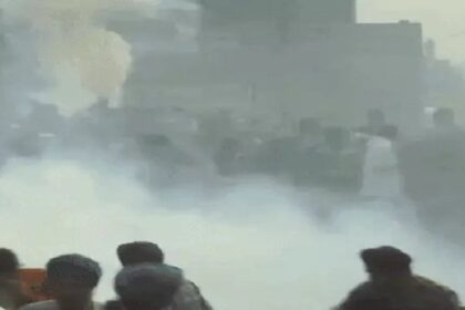 Farmers Protest: किसानों ने की बैरिकेड तोड़ने की कोशिश, पुलिस ने हिरासत में लिए किसान