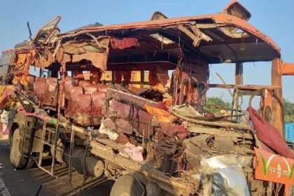 Accident News: नेशनल हाईवे पर टूरिस्ट बस और ट्रक की भीषण टक्कर, 10 की मौत, कई घायल