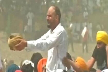 सिद्धू मूसेवाला पंचतत्व में विलीन, अंतिम यात्रा में उमड़ा जैनसैलाब, भीड़ के अभिवादन के लिए पिता ने उतारी पगड़ी, मां ने संवारे बेटे के बाल, पिता ने दिया मूंछों पर ताव