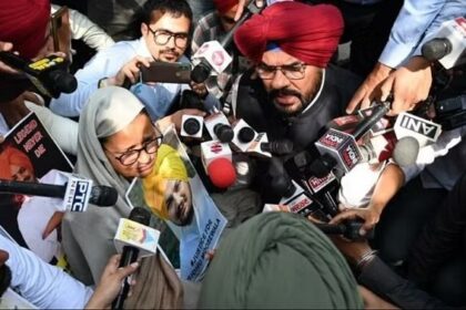 Sidhu Moosewala Murder: मूसेवाला के माता-पिता विधानसभा के बाहर बैठे धरने पर, सरकार से की यह मांग