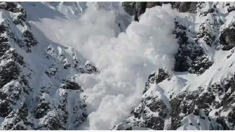Sikkim Avalanche: सिक्किम के नाथू ला बॉर्डर इलाके में भारी हिमस्खलन, 6 टूरिस्ट की मौत, कई दबे