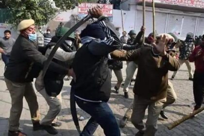 सिंघु बॉर्डर पर किसानों और स्थानीय लोगों में टकराव, पुलिस ने किया लाठीचार्ज
