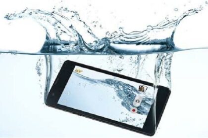 Smartphone Falls In Water: Smartphone या Tablet पानी में गिर जाए तो जल्दबाजी मत करें, तुरंत फॉलो करें ये टिप्स