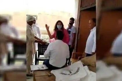 BJP नेता और टिकटॉक स्टार सोनाली फोगाट ने मार्केट कमेटी के सचिव को चप्पल से पीटा