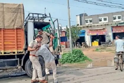 ट्रक चालक को पीट रहे दरोगा की पत्रकारों ने बनाई वीडियो, दरोगा ने पत्रकारों को धमकाया, बदसलूकी की, 4 पुलिसकर्मी लाइन हाजिर