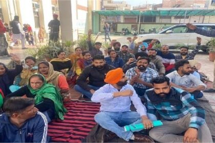 Punjab News: वेतन न मिलने के विरोध में सिविल अस्पताल के सफाई कर्मी व अन्य स्टाफ हड़ताल पर