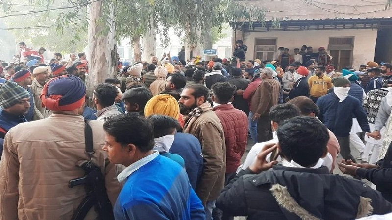 Big Breaking: शिरोमणि अकाली दल के प्रधान सुखबीर बादल की गाड़ी तोड़ी, फायरिंग, अकाली-कांग्रेसी में जमकर बवाल