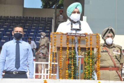 जेलमंत्री सुखजिंदर रंधावा ने फहराया तिरंगा, जालंधर को 152 करोड़ की दी सौगात, पढ़ें