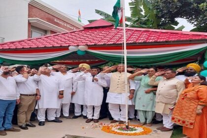 Punjab News: सुनील जाखड़ ने भाजपा मुख्यालय चंडीगढ़ में लहराया तिरंगा