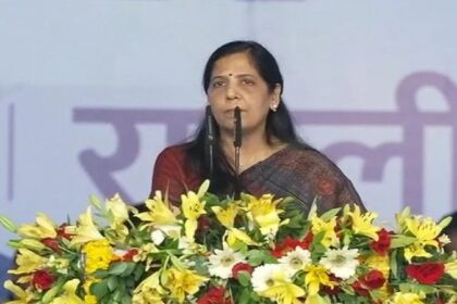 Arvind Kejriwal Arrested: सुनीता केजरीवाल होंगी अगली मुख्यमंत्री? सीएम आवास पर मिलने पहुंचे आप विधायक