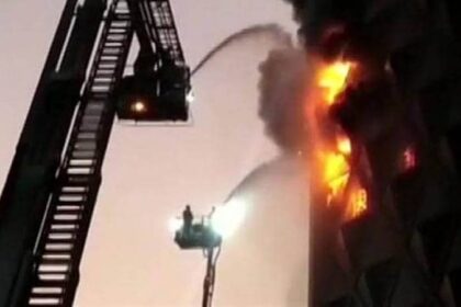 टेक्सटाइल मार्केट में लगी भीषण आग, मौके पर पहुंची 50 से ज्यादा फायर ब्रिगेड की गाड़ियां