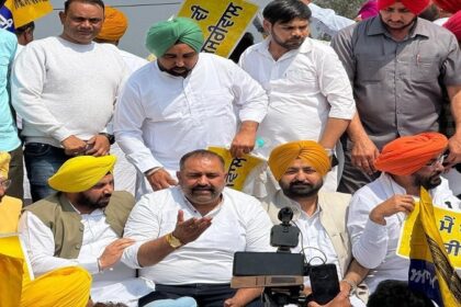 Arvind Kejriwal Arrested: केजरीवाल की गिरफ्तारी के खिलाफ मोहाली में धरने पर बैठे सुशील रिंकू