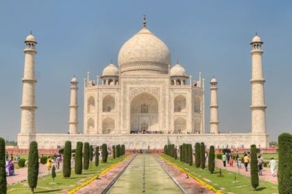 Taj Mahal: सुप्रीम कोर्ट ने ताजमहल के वास्तविक इतिहास का पता लगाने की मांग वाली याचिका पर सुनवाई से किया इनकार