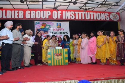 Teacher's Day: गुरु से श्रेष्ट कोई मार्गदर्शन नहीं का संदेश देते हुए सेंट सोल्जर में मनाया गया अध्यापक दिवस
