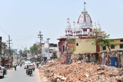 बेमिसाल मुख्यमंत्री: सड़क चौड़ीकरण के लिए ढहा दी अपने ही मंदिर की दीवार