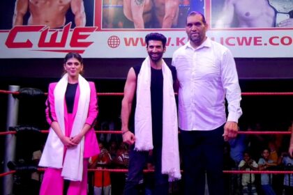 बॉलीवुड अभिनेता आदित्य रॉय ने द ग्रेट खली के रेसलर को धूल चटाई