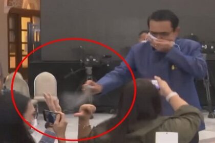 सवालों से झल्लाए थाईलैंड के PM, पत्रकारों पर छिड़का सैनीटाइजर, देखें VIDEO