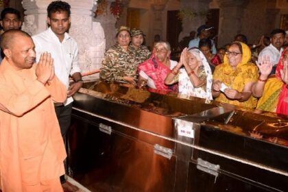 Yogi Adityanath: मुख्यमंत्री ने रामलला के दरबार में नवाया शीश, हनुमानगढ़ी में टेका मत्था
