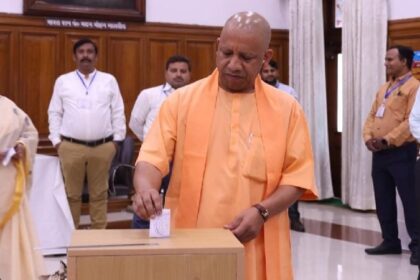 UP News: उत्तर प्रदेश की दो सीटों पर हो रहा उपचुनाव, CM ने किया मतदान