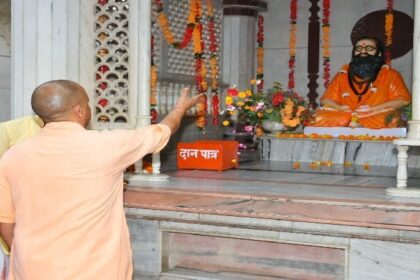 UP News: सीएम ने किए मां पाटेश्वरी के दर्शन, गाय को खिलाया गुड़-मंदिर की व्यवस्थाओं से हुए रूबरू