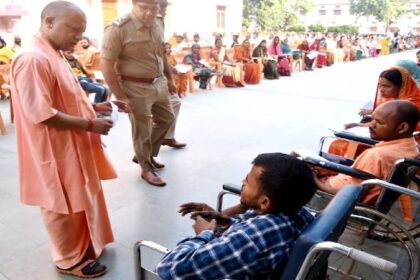 UP News: जनता दर्शन में मुख्यमंत्री ने 200 लोगों की सुनीं समस्याएं, संतुष्टिपरक निराकरण के दिए निर्देश