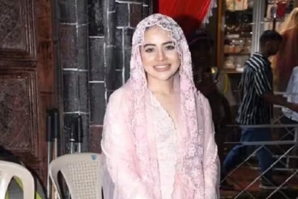 Urfi Javed Video: उर्फी जावेद ने लिया लालबागचा राजा का आशीर्वाद, लंबा घूंघट देख लोगों ने की तारीफ, देखें