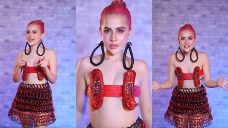 Urfi Javed Video: उर्फी जावेद ने टेलीफोन से बनी ड्रेस पहन किया 'ड्रीम गर्ल 2' का प्रमोशन, देखें वीडियो