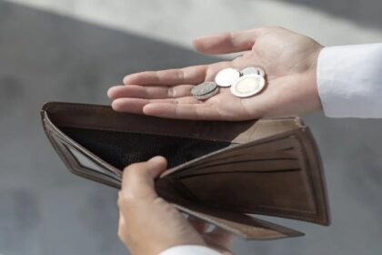 Vastu Tips: इन छोटी-छोटी चीजों का खास रखें ख्याल, वरना हमेशा रहेंगे कर्ज में डूबे