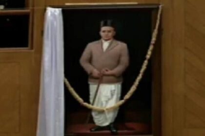 VidhanSabha: विधानसभा में लगा वीर सावरकर का पोर्ट्रेट, विरोध करने उतरा विपक्ष