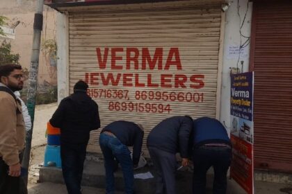 Jalandhar News: जालंधर में निगम टीम की कार्रवाई, अवैध बनी 4 दुकानें सील, जमकर बहसबाजी