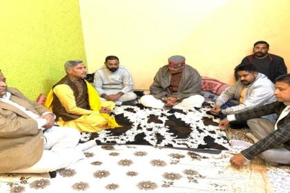 मां बगलामुखी धाम के संचालक गुरु दीपक नैय्यर ने पूर्व मंत्री विजय सांपला के घर पहुंच कर माताजी के निधन पर जताया शोक