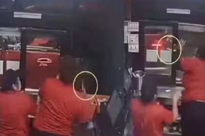 Viral Video: रेस्टोरेंट के कर्मचारी ने बहस करने पर ग्राहक को मारी गोली, वीडियो सोशल मीडिया पर जमकर वायरल, देखें