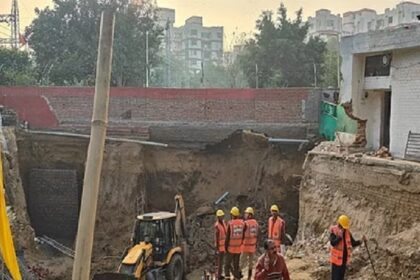 Wall Collapsed: निर्माणाधीन मंदिर की गिरी दीवार गिरी, पांच मजदूर मलबे में दबे, एक की मौत