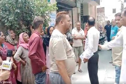 जालंधर: कांग्रेसी कौंसलर को आया गुस्सा, महिला के फार्म फाड़े, लोगों ने किया जमकर हंगामा, देखें LIVE