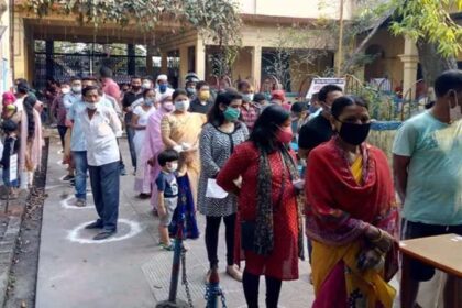बंगाल और असम में मतदान जारी, मिदनापुर में हिंसा, सब इंस्पैक्टर समेत कई घायल